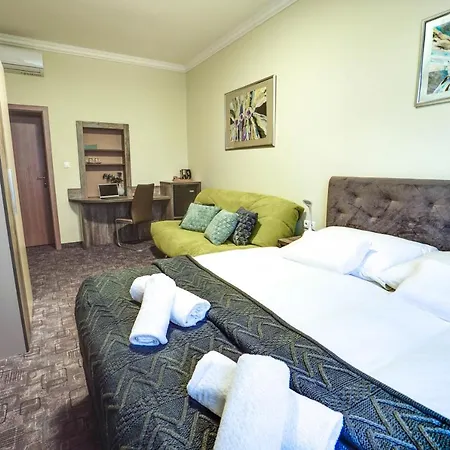 Hradbova Old Town & Отель