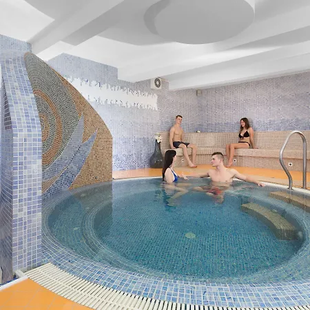 Hradbova Old Town & מלון