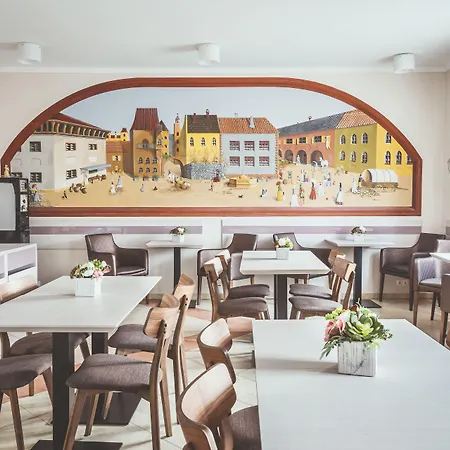 מלון Hradbova Old Town &