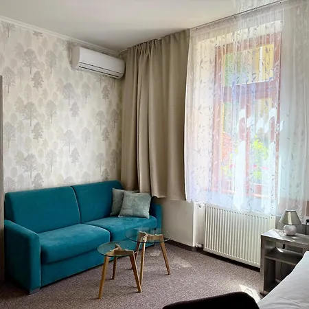 מלון Hradbova Old Town &