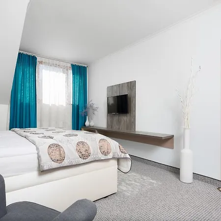 Hradbova & Hotel 3*