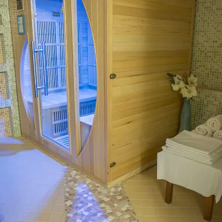 Hradbova & Hotel 3*